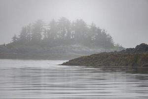 isole nebbiose vicino al faro a cinque dita foto
