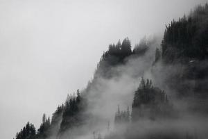 montagne nebbiose vicino al lago scuote, alaska foto