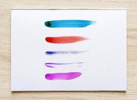 macchie colorate di acquerello su carta bianca. set di strisce di pennello acquerello. tratti di inchiostro. pennellata di tipo piatto. foto
