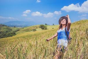 le donne asiatiche viaggiano rilassarsi durante le vacanze. stand campo di montagna tocco naturale. Tailandia foto