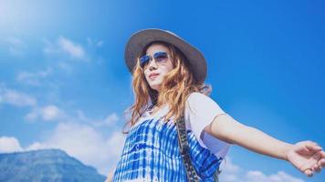 le donne asiatiche viaggiano rilassarsi durante le vacanze. stand naturale esperienza di montagna. stand toccare la natura di montagna. Tailandia foto