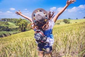 le donne asiatiche viaggiano rilassarsi durante le vacanze. stand campo di montagna tocco naturale. Tailandia foto