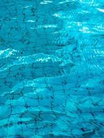 riflesso del cielo sulla superficie dell'acqua in movimento nella piscina foto