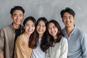 gruppo di contento asiatico amici avere un' grande volta. amicizia e stile di vita concetto. studio tiro foto