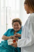 le dottoresse eseguono test sulla malattia e forniscono consulenza medica ai pazienti anziani che curano. foto