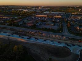 vista al tramonto della città riflessi rossi dagli edifici parcheggio autostrada tranquilla cielo arancione strade alberate foto