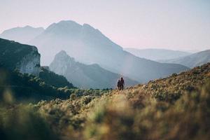 passeggiata al tramonto in montagna foto