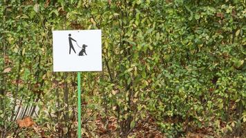 un utile promemoria è entrare nel parco cani. tenere i cani al guinzaglio segnale di avvertimento in un parco. un simbolo pulito di cibo per cani nel parco per un ambiente pulito e una società pulita. foto