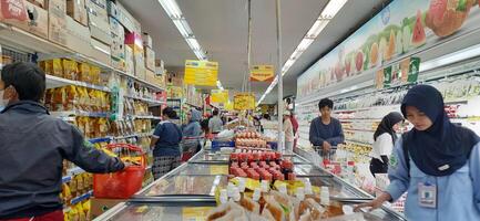 cliente la scelta vario drogheria prodotti nel drogheria negozio. supermercato concetto. bekasi, ovest Giava, Indonesia - marzo 8 2024 foto