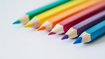 colorato matite isolato su bianca sfondo. indietro per scuola. foto