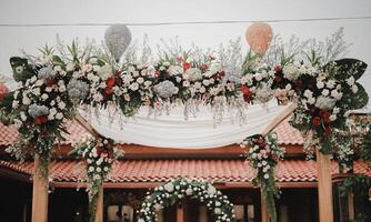 il arco per il nozze cerimonia è decorato con floreale accordi di fiori e verdura foto