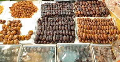 delizioso date, il secco e dolce frutta di il Data palma. popolare durante il mese di Ramadan, il date venduto nel il mercato foto