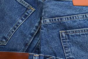 bellissimo moda jeans impilati nel strati a il jeans memorizzare foto