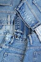 bellissimo moda jeans impilati nel strati a il jeans memorizzare foto