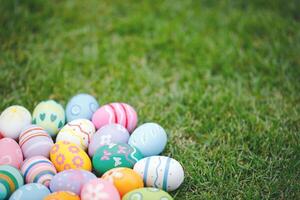 collezione di colorato Pasqua uova su verde erba per celebrare Pasqua o primavera. foto