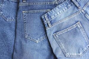 bellissimo moda jeans impilati nel strati a il jeans memorizzare foto