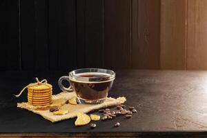 pane con caffè tazza, latte macchiato, cappuccino su di legno tavolo nero sfondo e buio colori foto