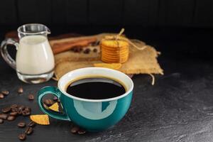 caffè nel un' verde tazza con fresco latte e prima colazione pane su un' nero di legno tavolo nel un' caffè negozio con un' sfondo di caldo naturale luce. foto