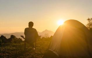 uomo in campeggio in attesa di guardare il tramonto foto