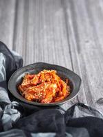 superiore Visualizza di tradizionale coreano piatti o kimchi nel un' ciotola su malacca fatto a mano tappetino. spazio per testo. concetto di coreano Alimenti foto