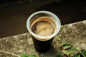 nero caffè servito nel un' plastica tazza per inizio il giorno. foto