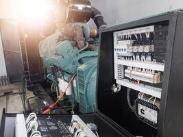 Generatore pannello controllo servizio, controllo il elettrico controllo circuito Schermo monitoraggio su Generatore motore. foto