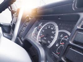 auto pannello di controllo vecchio genere diaplay velocità e indicatore su veicolo camion. foto
