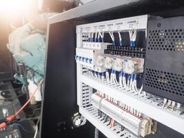 Generatore pannello controllo servizio, controllo il elettrico controllo circuito Schermo monitoraggio su Generatore motore. foto