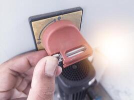 vicino su il principale energia disconnect interruttore pannello controllo con il buco per lucchetto protezione servizio avvertimento. foto