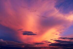 colorato nuvole a tramonto. danza di nuvole. viola e rosa colorato nuvole. drammatico e romantico cielo. foto