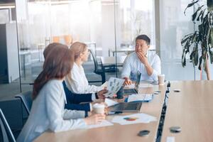 gruppo di lavoro di giovane asiatico uomo d'affari Lavorando e comunicare insieme nel un moderno ufficio foto