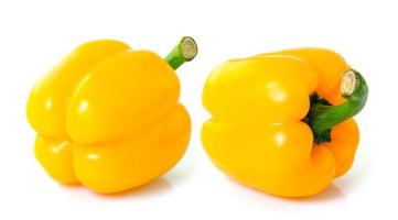 peperone giallo su sfondo bianco