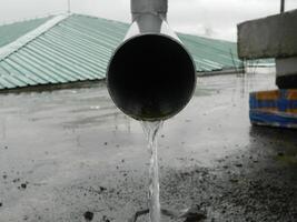 foto di acqua piovana a partire dal tubi e piani su il superiore pavimento di un urbano edificio