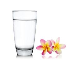 bicchiere d'acqua e anguria isolato su sfondo bianco foto
