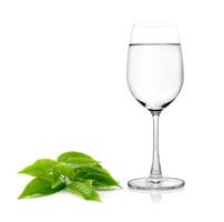 bicchiere d'acqua e foglie di tè isolate su sfondo bianco