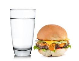 bicchiere d'acqua con hamburger isolato su sfondo bianco