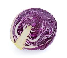 fetta di cavolo viola su sfondo bianco foto