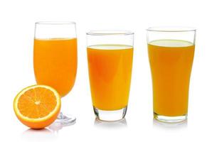 succo d'arancia e arancia isolato su sfondo bianco foto
