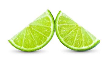 succosa fetta di lime su sfondo bianco foto