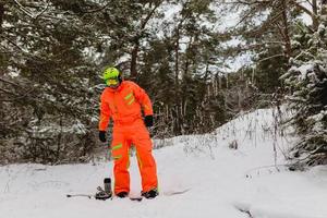 lo snowboarder controlla la sua attrezzatura foto