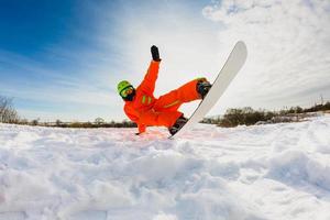 snowboarder che fa un trucco sulla pista da sci foto
