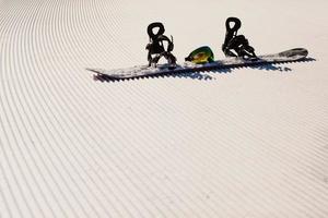 attrezzatura per lo snowboard su neve fresca foto