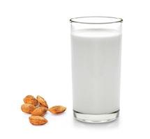 bicchiere di latte e mandorle isolato su sfondo bianco foto
