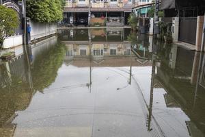 nonthaburi, thailandia-4 novembre 2021 allagamento del vicolo di basso livello nella ville pruksa. foto