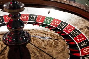 dettagli in legno lucidi della roulette in un casinò foto