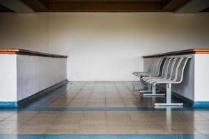 piccola fila di sedie in sala d'attesa in aeroporto dei Caraibi. foto