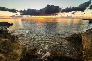 grandi rocce vulcaniche nelle luci del tramonto nell'isola di san andres, caraibi.