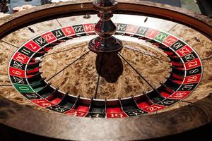 dettagli in legno lucidi della roulette in un casinò foto