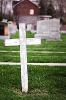 croce bianca in un vecchio cimitero