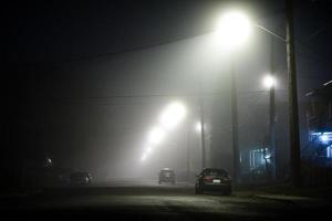 strada nebbiosa di notte foto